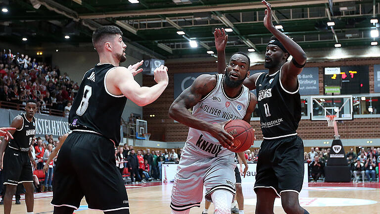 Basketball - Fiba Europe Cup - s.Oliver Wuerzburg - Bakken Bears       -  Deutschland, Würzburg, s.Oliver Arena, 27.03.2019, Basketball - Fiba Europe Cup - s.Oliver Wuerzburg - Bakken Bears

Bild: v. l. Darko JUKIC (Bakken Bears, #8), Mike Morrison (s.Oliver Würzburg, #24) und Michel DIOUF (Bakken Bears, #11)