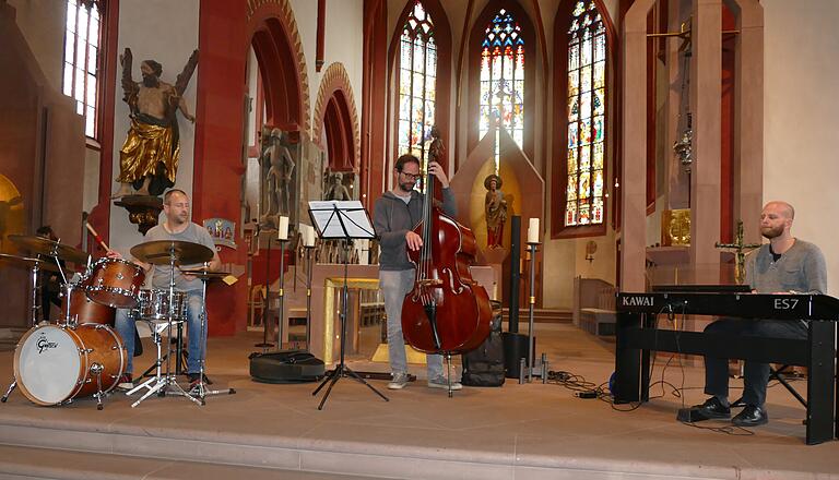 Jazz vom Feinsten boten Tobias Schirmer, Felix Himmler und Alex Wienand beim Konzert des 'Blauen Eumel' in der Karlstadter Stadtpfarrkirche. Jazz vom Feinsten boten Tobias Schirmer, Felix Himmler und Alex Wienand beim Konzert des 'Blauen Eumel' in der Karlstadter Stadtpfarrkirche.