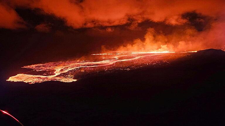 Vulkanausbruch auf Island - Die Lava dringt durch die Erdspalte an die Oberfläche. Diesmal scheint der Fischerort Grindavík verschont zu bleiben. Vulkanausbruch auf Island - Die Lava dringt durch die Erdspalte an die Oberfläche. Diesmal scheint der Fischerort Grindavík verschont zu bleiben.