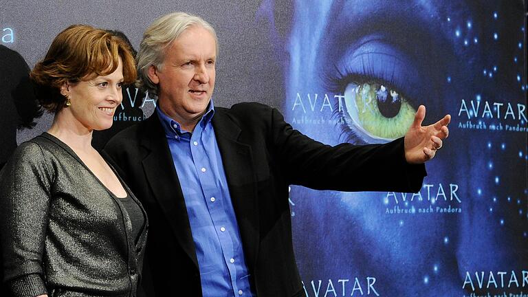 Sigourney Weaver (l) und James Cameron       -  Mit Regisseur James Cameron hat Sigourney Weaver viele Filme gedreht. (Archivbild)