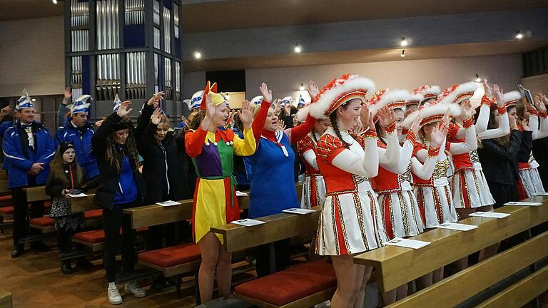 'Die Hände zum Himmel': Religiöse Texte auf Faschingsmelodien ließen beim ersten Faschingsgottesdienst in der Wargolshäuser Kirche viel Freude aufkommen.