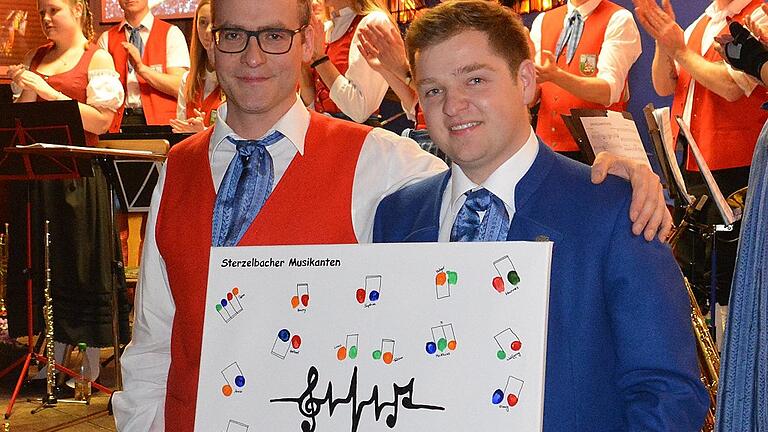 Der Vorsitzende André Rudolph (links) überreichte Dirigent Benedikt Feustel das Abschiedsgeschenk.