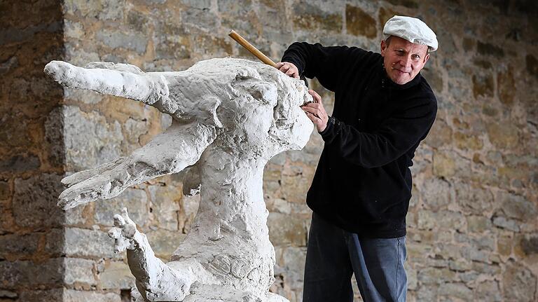 Bildhauer Peter Wittstadt arbeitet am 5. November 2014 in seinem Werkstattgarten in Laudenbach an seiner Schneewittchen-Figur.&nbsp;