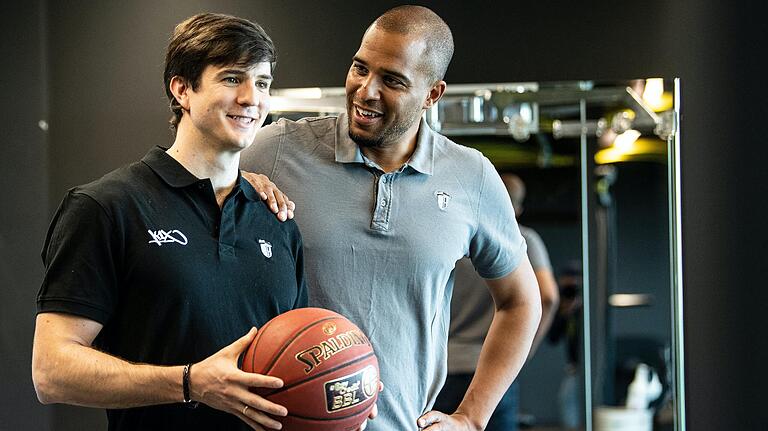 Geschäftsführer Marvin Willoughby (rechts) und Hamburgs neuer Coach Trainer Pedro Calles.