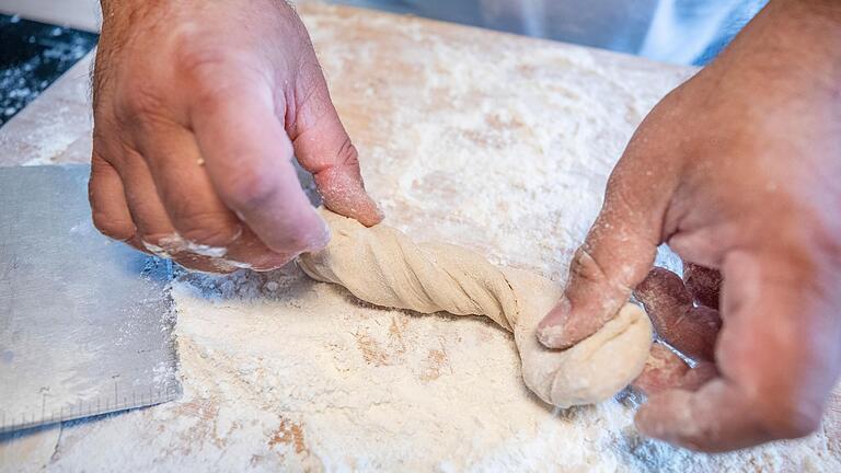 Diese per Hand gedrehte Brötchen werden aus Dinkelmehl gemacht.