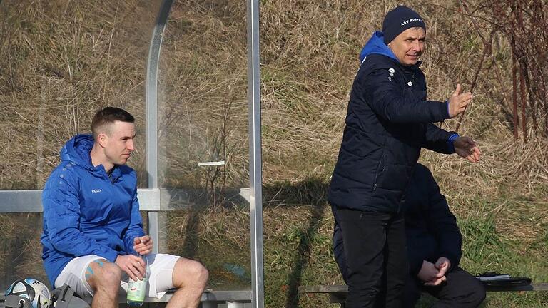 Rimpars Trainer Claudiu Bozesan (rechts) war viereinhalb Jahre lang Trainer beim TSV Abtswind gewesen. Auf der Bank sitzt mit Michael Herrmann ebenfalls ein ehemaliger Abtswinder Spieler. Rimpars Trainer Claudiu Bozesan (rechts) war viereinhalb Jahre lang Trainer beim TSV Abtswind gewesen. Auf der Bank sitzt mit Michael Herrmann ebenfalls ein ehemaliger Abtswinder Spieler.
