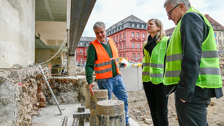 Dirk Terwey (links), der Leitende Direktor am Mainfranken Theater, erklärt Marketingleiterin Britta Grigull und Intendant Markus Trabusch den Fortgang der Sanierungsarbeiten am Theatergebäude.