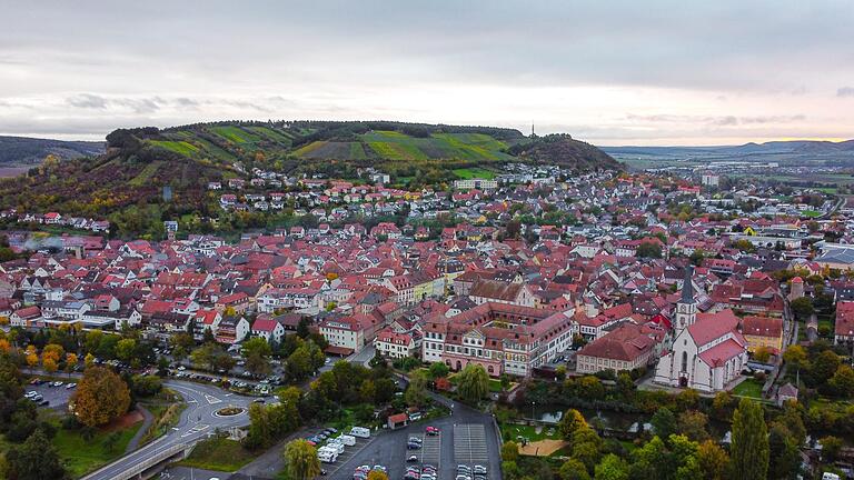 Zum Vergleich mit der historischen Aufnahme hat Instagram-Fotograf Paul Springer diese genehmigte Drohnen-Aufnahme von außerhalb der Stadt gemacht.  Foto: Paul Springer       -  Zum Vergleich mit der historischen Aufnahme hat Instagram-Fotograf Paul Springer diese genehmigte Drohnen-Aufnahme von außerhalb der Stadt gemacht.  Foto: Paul Springer