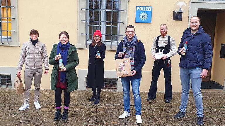 Bei der Übergabe der leckeren Dankeschön-Tüten an der Kitzinger Polizeiwache: (von links) JU-Ortsvorsitzenden Kitzingen Denis Hoffmann, Miriam Kahl, MdL Barbara Becker, JU-Kreisvorsitzenden Simon Rinke, Simon Kahl und Max Hegler.