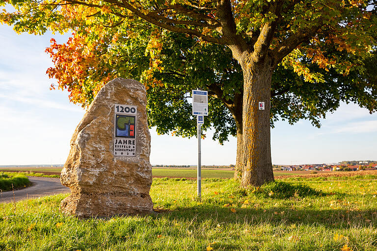 Am Jubiläumsgedenkstein, der an die erste urkundliche Erwähnung von Eßfeld und Giebelstadt erinnert, lässt sich gut eine Pause einlegen. Am Jubiläumsgedenkstein, der an die erste urkundliche Erwähnung von Eßfeld und Giebelstadt erinnert, lässt sich gut eine Pause einlegen.