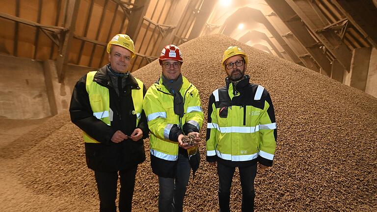 Rübenschnitzel werden bisher getrocknet und pelletiert als Viehfutter vermarktet. Künftig könnten sie Rohstoff für die Energieversorgung der Ochsenfurter Zuckerfabrik werden. Im Bild (von links) Südzucker-Regionalleiter Stefan Mondel, Konzernsprecher Dominik Risser und Betriebsleiter Matthias Schüttenhelm.