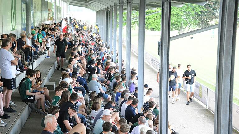 Volle Ränge in Großbardorf in der Bayernliga-Relegation im vergangenen Jahr gegen Bayern Hof. Ein Jahr danach spielen die Grabfeld-Gallier erneut in der Relegation um ihre Rückkehr. Volle Ränge in Großbardorf in der Bayernliga-Relegation im vergangenen Jahr gegen Bayern Hof. Ein Jahr danach spielen die Grabfeld-Gallier erneut in der Relegation um ihre Rückkehr.