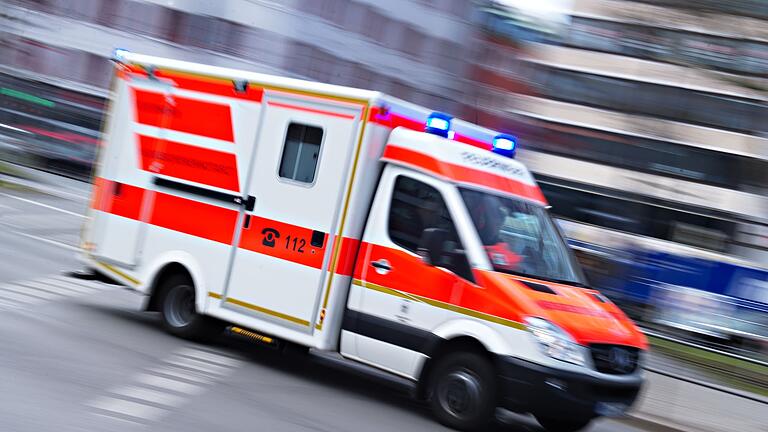 Rettungswagen im Einsatz       -  Der junge Mann war zunächst bewusstlos und wurde in eine Klinik gebracht. (Symbolbild)