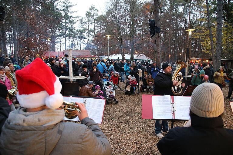 Weihnachtliche Stimmung herrscht auch im Leinacher Wald. Weihnachtliche Stimmung herrscht auch im Leinacher Wald.
