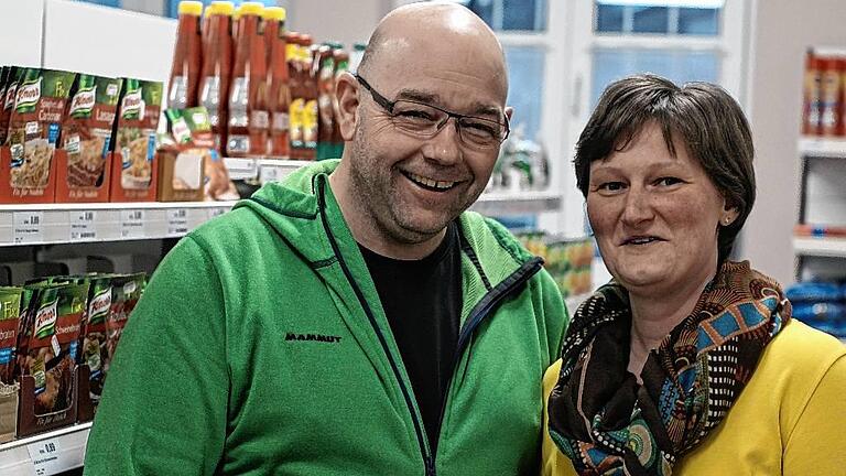 Werner Palancares und seine Angestellte Susanne Hofmann freuen sich auf die Kunden im neueröffneten Dorfladen in Willmars.