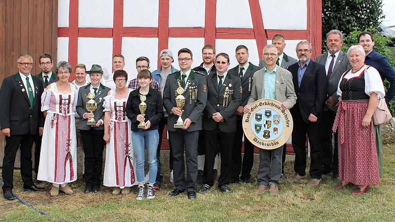 Die Sieger des diesjährigen Hans-Giel-Gedächtnisschießens stellten sich zusammen mit Gauschützenmeister Bernhard Schurz (links) und dem langjährigen Stifter Thomas Mieß (mit Scheibe) sowie daneben Ortssprecher Uwe Strebel, Bürgermeister-Stellvertreter Hermann Schuch, stellvertretender Landrätin Gisela Keller und dem neuen Stifter Dr. Philipp Hohnstein zum Gruppenfoto.