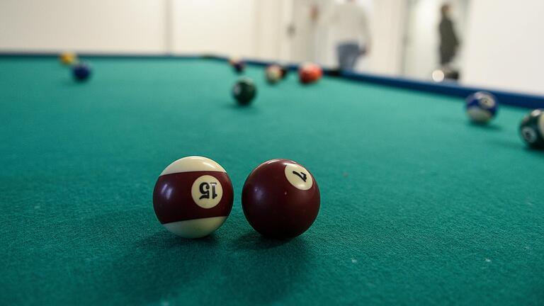 Neben Tischkickern zählen Billiard-Tische zu den Klassikern in Jugendzentren. In Gemünden fehlt es derzeit aber an Räumlichkeiten. (Symbolbild)