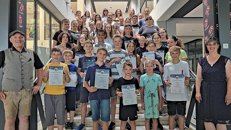 Im Martin-Pollich-Gymnasium wurden nach den Prüfungen die Abzeichen und Urkunden übergeben. Auf dem Foto rechts Renate Haag, Kreisvorsitzende NBMB, links Max Mages, Bezirksvorsitzender NBMB.