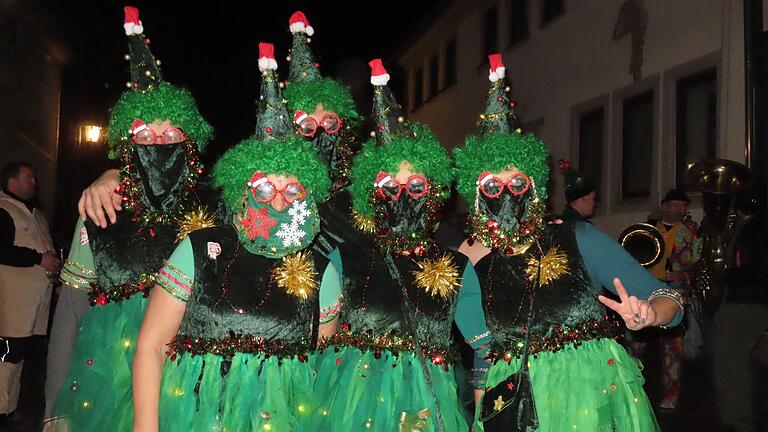 Warum den Christbaumschmuck schon wegräumen? Er hat ein zweites Leben im Altweiberfasching bekommen. Warum den Christbaumschmuck schon wegräumen? Er hat ein zweites Leben im Altweiberfasching bekommen.
