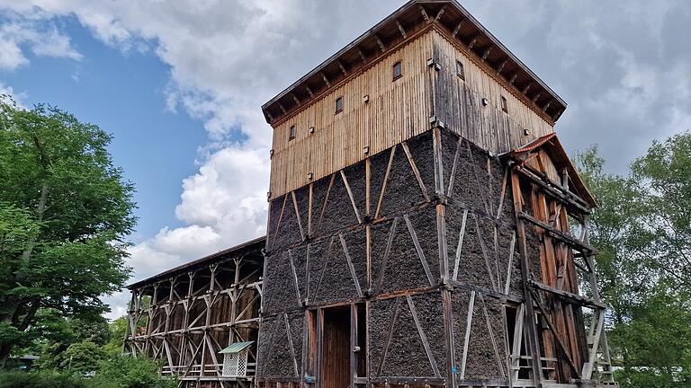 Der Turm des Gradierwerks bleibt stehen. Er soll künftig auf der ersten Ebene eine Ausstellung zur Geschichte der Anlage erhalten.       -  Der Turm des Gradierwerks bleibt stehen. Er soll künftig auf der ersten Ebene eine Ausstellung zur Geschichte der Anlage erhalten.