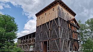 Der Turm des Gradierwerks bleibt stehen. Er soll künftig auf der ersten Ebene eine Ausstellung zur Geschichte der Anlage erhalten.       -  Der Turm des Gradierwerks bleibt stehen. Er soll künftig auf der ersten Ebene eine Ausstellung zur Geschichte der Anlage erhalten.