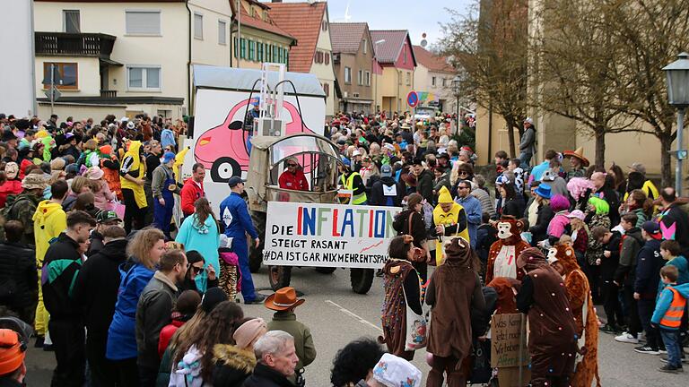 Tausende Besucherinnen und Besucher dürften auch 2025 zum Faschingszug nach Poppenlauer strömen.