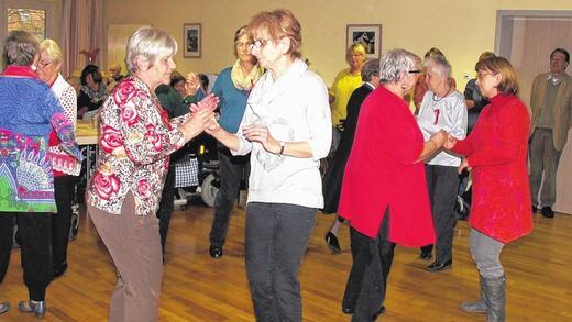 Bei der Eröffnung der 8. Hädefelder Seniorentage im Diakonischen Seniorenzentrum &bdquo;Haus Lehmgruben&ldquo; in Marktheidenfeld bot der evangelische Seniorentanzkreis eine Kostprobe seines Könnens.