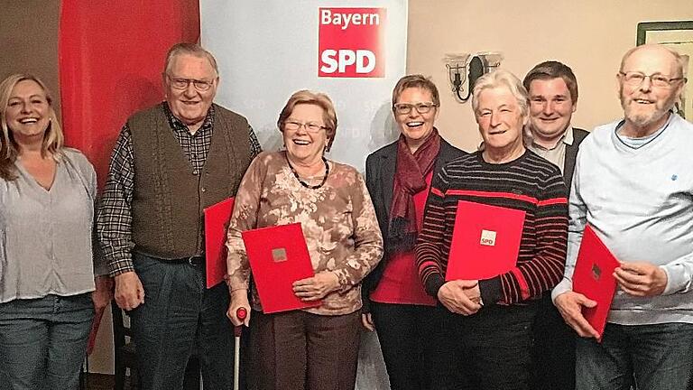 Treue Genossen wurden am Freitagabend beim SPD-Ortsverein Ostheim geehrt. Im Build (von links) die SPD-Ortsvereinsvorsitzende Elke Bassil, Manfred Steube, Elgine Hampel, die Bundestagsabgeordnete Sabine Dittmar, Burkhard Metz, SPD-Kreisvorsitzender René van Eckert und Fritz Held.