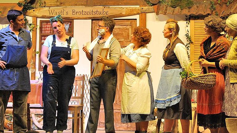 Schräges Theater Neubrunn: Sohn Mattes, Ramona, Wastl, Gretl, Clara, Kräuterliesl und Babett beratschlagen, was zu tun ist.