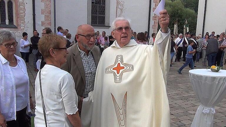 Viele Gratulanten scharten sich nach dem Gottesdienst auf dem Kirchplatz in Kirchaich, um Pfarrer i.R. Ewald Thoma zu seinem 80. Geburtstag zu gratulieren.