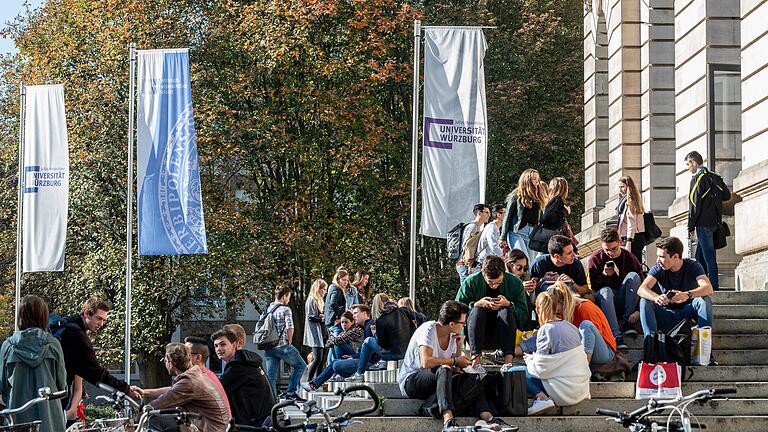 Studierende vor der Neuen Uni am Sanderring in Würzburg: Nur wenige sind bereit, sich in der Studierendenvertretung zu engagieren.