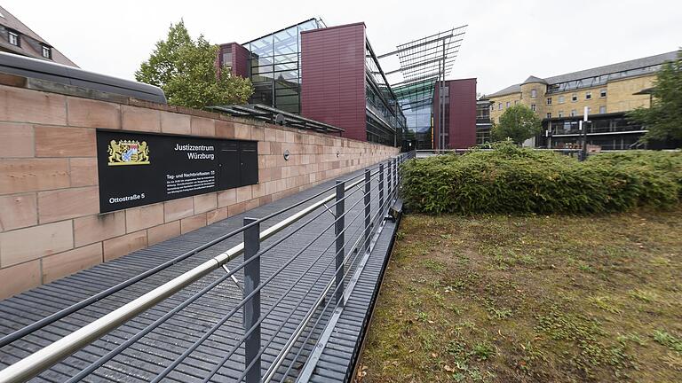 Bei einer Verhandlung im Landgericht Würzburg stand die Frage im Mittelpunkt, ob ein 21-Jähriger nach einer Attacke auf einen Kollegen in einer Psychiatrie untergebracht werden muss.