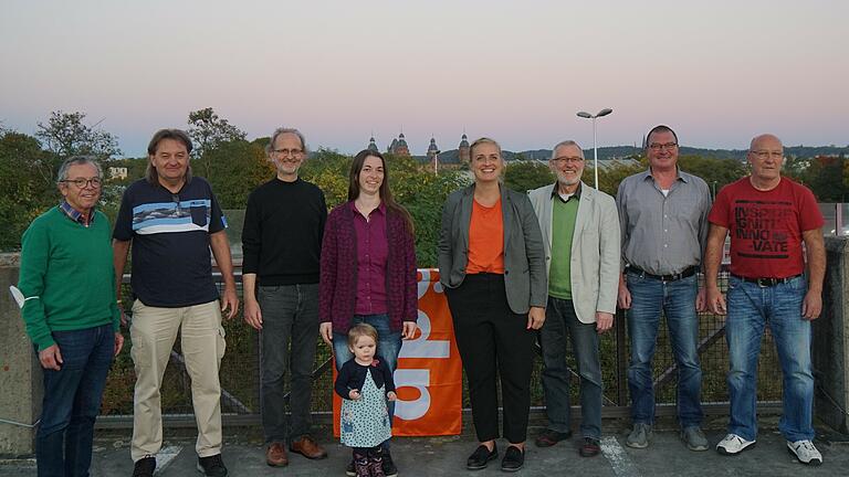 Die neue Spitze der unterfränkischen ÖDP: Hubertus Brand (Schatzmeister), Reinhard Hümmer (Beisitzer), Bernhard Schmitt (Vorsitzender), Esther Wagenhäuser (Vorsitzende) mit Tochter Lucia, Stefanie Wierlemann (Beisitzerin), Waldemar Bug (Stellv. Vorsitzender), Arno Rothenbücher (Beisitzer) und Wolfgang Winter (Stellv. Vorsitzender). Die neue Spitze der unterfränkischen ÖDP: Hubertus Brand (Schatzmeister), Reinhard Hümmer (Beisitzer), Bernhard Schmitt (Vorsitzender), Esther Wagenhäuser (Vorsitzende) mit Tochter Lucia, Stefanie Wierlemann (Beisitzerin), Waldemar Bug (Stellv. Vorsitzender), Arno Rothenbücher (Beisitzer) und Wolfgang Winter (Stellv. Vorsitzender).