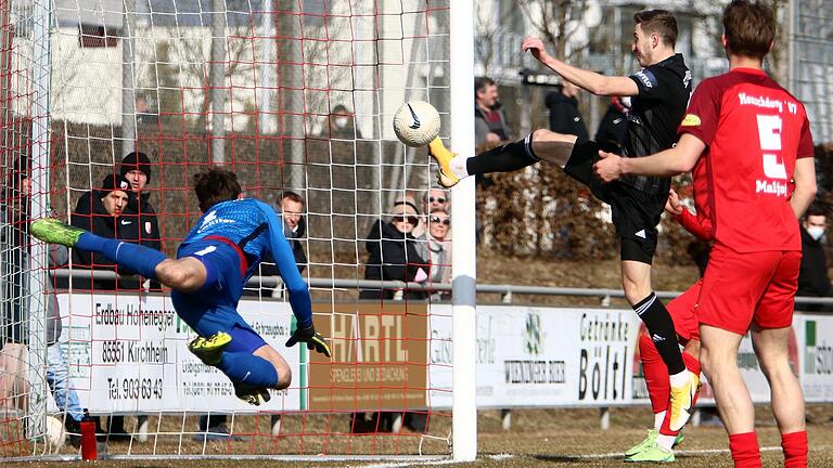 Da war die Welt noch in Ordnung für die Schweinfurter: Meris Skenderovic (Mitte) trifft zum 1:0 für den FC 05, die Heimstettener Maximilian Riedmüller (Tor) und Jasper Maljojoki (rechts) sind machtlos.