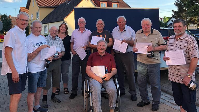 Auf dem Foto Manfred Lang (2. Vorstand), Lothar Ries, Walter Schmitt, Sandra Wohlfahrt (Schriftführerin), Gerald Mock, Karl-Josef Hümpfner, Adolf Lenhart, Lothar Leidner, vorne sitzend Raimund Leidner.