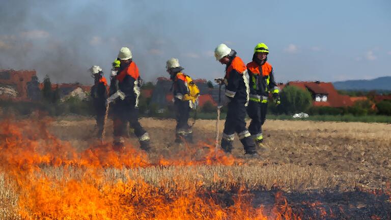 Feuer: Bei Prichenstadt wird ein Feldbrand geübt. Klassisches Werkzeug dabei: die Feuerpatsche und der Löschrucksack.
