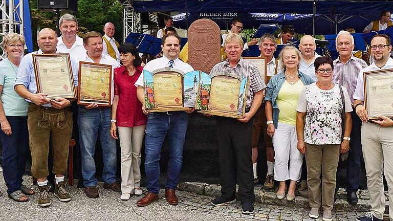 Die offizielle Unterzeichnung der Partnerschaftsurkunden: Auf dem Bild mit den Urkunden von links Sepp Höckner (Partnerschaftskomitee OÖ), Helmut Riedmann (Waldzell Steinfeld), Steinfelds Bürgermeister Günter Koser, Waldzells Bürgermeister Johann Jöcht, Alois Litzlbauer (Waldzell OÖ, zweite Reihe) und Florian Dittrich (Partnerschaftskomitee Waldzell/Steinfeld). Die offizielle Unterzeichnung der Partnerschaftsurkunden: Auf dem Bild mit den Urkunden von links Sepp Höckner (Partnerschaftskomitee OÖ), Helmut Riedmann (Waldzell Steinfeld), Steinfelds Bürgermeister Günter Koser, Waldzells Bürgermeister Johann Jöcht, Alois Litzlbauer (Waldzell OÖ, zweite Reihe) und Florian Dittrich (Partnerschaftskomitee Waldzell/Steinfeld).