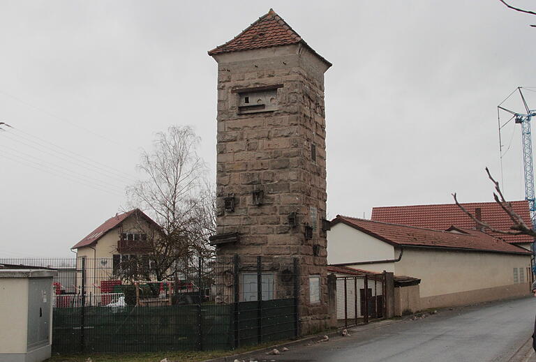 In der Bahnhofstraße in Stettfeld wurde dieses alte Trafohaus als Wohnhotel für Vögel umgenutzt und auch außen sieht man zahlreiche Nistkästen. In der Bahnhofstraße in Stettfeld wurde dieses alte Trafohaus als Wohnhotel für Vögel umgenutzt und auch außen sieht man zahlreiche Nistkästen.