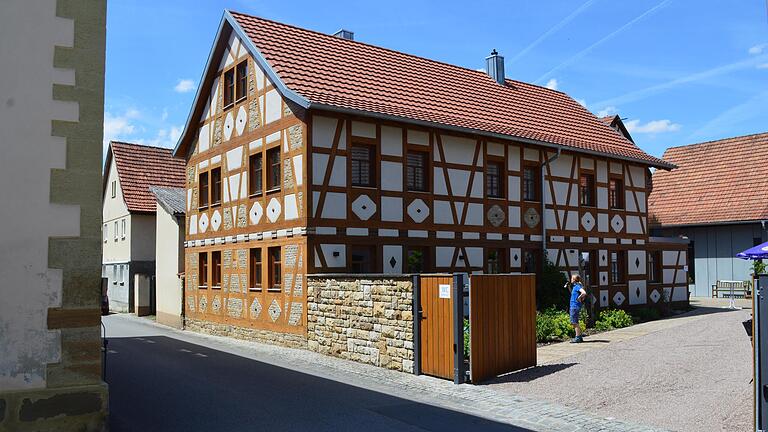 Schmuckstück im Ortskern von Saal: Das von Birgit und Jürgen Behr in der Rathausstraße erneuerte Wohnhaus war eines von vier Objekten im Grabfeld, das im Rahmen des Aktionstages 'Türen auf' besichtigt werden konnte.