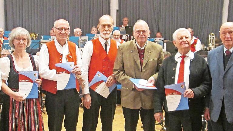 Vize-Präsident Mats Mages (l.) Otmar Lutz und Ex-Präsident Manfred Ach (v. r,) ehrten die langjährigen Orchestermitglieder mit der Ehrennadel und Urkunde (v. l.) Christine Schuster, Jutta Vierengel, Alfons Hermann, Jakob Euba, Hubert Möhring und H...       -  Vize-Präsident Mats Mages (l.) Otmar Lutz und Ex-Präsident Manfred Ach (v. r,) ehrten die langjährigen Orchestermitglieder mit der Ehrennadel und Urkunde (v. l.) Christine Schuster, Jutta Vierengel, Alfons Hermann, Jakob Euba, Hubert Möhring und Hermann Karollus.