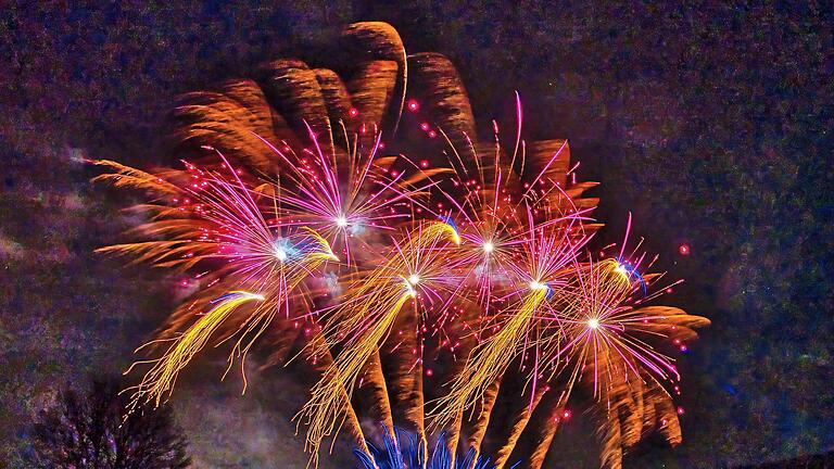 Das Benefizfeuerwerk in der Silvesternacht in Haard       -  Das Benefizfeuerwerk in der Silvesternacht in Haard