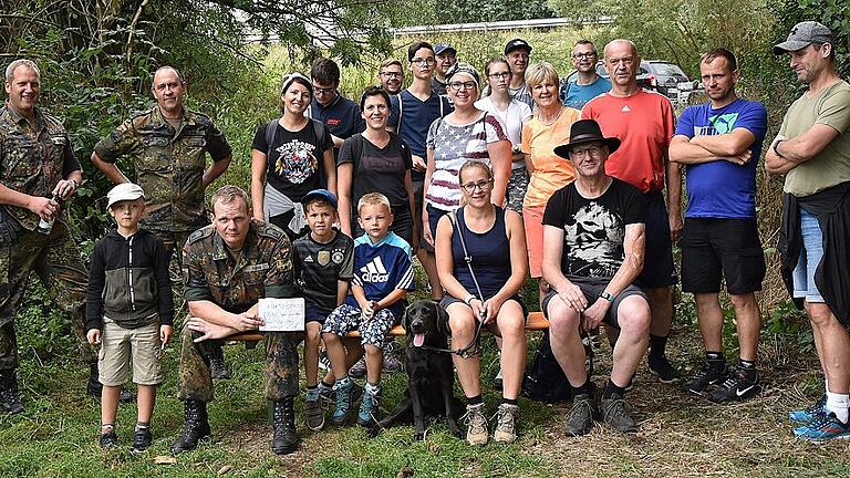 Groß war der Andrang beim neunten Bürgermarsch, der von der Reservistenkameradschaft Knetzgau organisiert wurde. Da war ein &bdquo;Warteraum&rdquo; unter freiem Himmel sehr hilfreich.