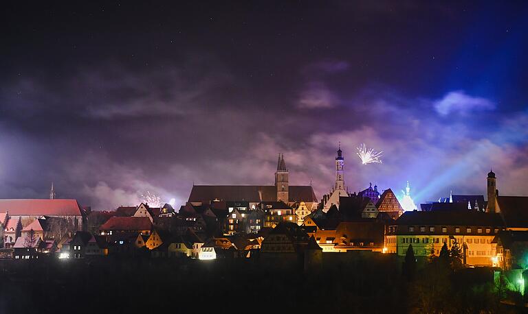 In Rothenburg ob der Tauber sieht man Touristen aus China durchaus zwiespältig. Das Bild entstand an Silvester. In Rothenburg ob der Tauber sieht man Touristen aus China durchaus zwiespältig. Das Bild entstand an Silvester.