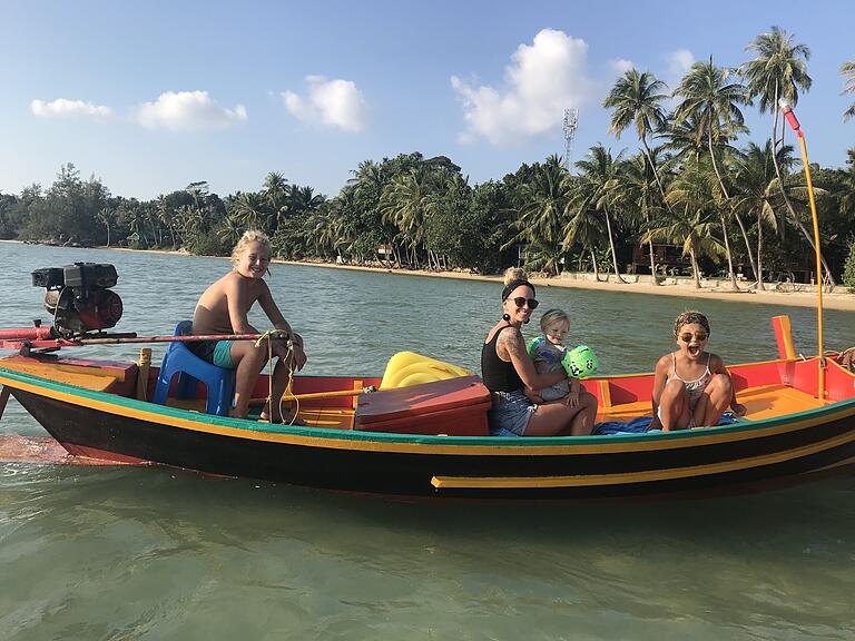 Mit ihrem traditionellen thailändischen Boot geht es regelmäßig auf Tour.