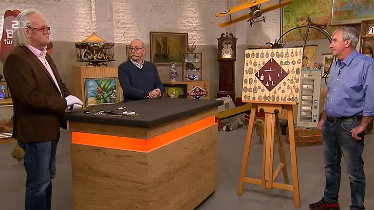 Der Bad Brückenauer Uwe Schindler (rechts) war zu Gast in der bekannten ZDF-Sendung 'Bares für Rares'. Hier ist er im Studio mit Moderator Horst Lichter (Mitte) und Experte Albert Maier (links) zu sehen - samt der von ihm mitgebrachten Schablonen. Screenshot: ZDF/Bares für Rares vom 19. Mai 2021; Rebecca Vogt       -  Der Bad Brückenauer Uwe Schindler (rechts) war zu Gast in der bekannten ZDF-Sendung 'Bares für Rares'. Hier ist er im Studio mit Moderator Horst Lichter (Mitte) und Experte Albert Maier (links) zu sehen - samt der von ihm mitgebrachten Schablonen. Screenshot: ZDF/Bares für Rares vom 19. Mai 2021; Rebecca Vogt