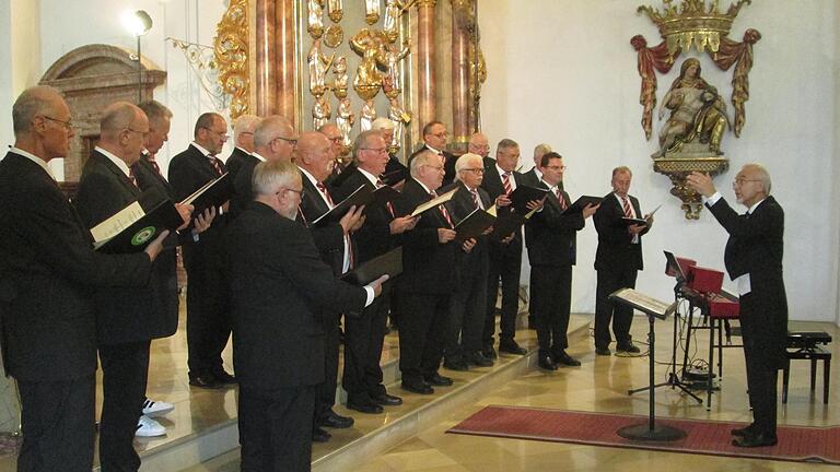 Neben dem Kreisjugendblasorchester übernahm der Männerchor der Sängergruppe des Landkreises, dirigiert von Thomas Betzer, die musikalische Gestaltung der feierlichen Verleihung.       -  Neben dem Kreisjugendblasorchester übernahm der Männerchor der Sängergruppe des Landkreises, dirigiert von Thomas Betzer, die musikalische Gestaltung der feierlichen Verleihung.