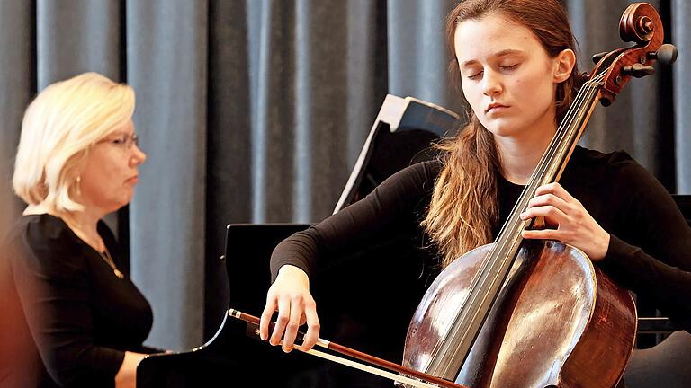 Júlia Sofia Nagyová spielt zusammen mit Pianistin Hana Forsterová zum 20-jährigen Bestehen des Hochschulpodiums.       -  Júlia Sofia Nagyová spielt zusammen mit Pianistin Hana Forsterová zum 20-jährigen Bestehen des Hochschulpodiums.