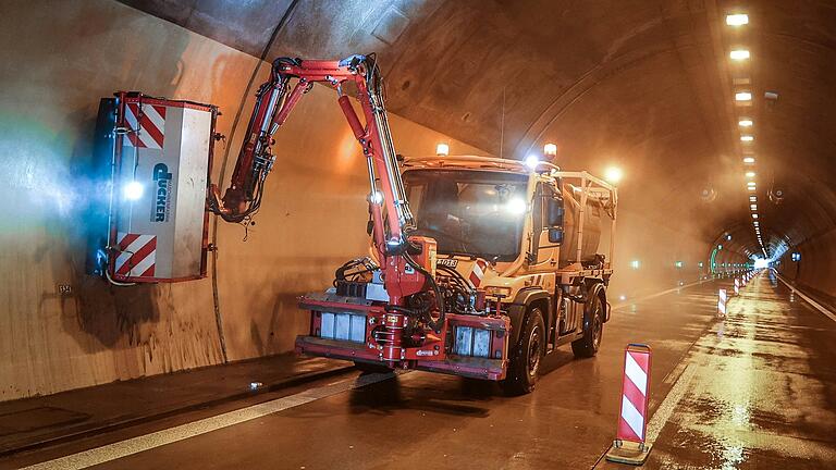 Die Sperrung zur Wartung der Tunnelröhren bei Eltmann wird auch zur Reinigung genutzt.&nbsp;