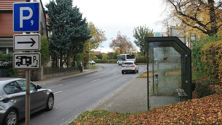 Die nicht barrierefrei erreichbare Bushaltestelle Nördliche Allee soll gut 100 Meter stadtauswärts wandern. Dort wäre ein ebenerdiger Zugang ohne Hindernisse möglich. Die nicht barrierefrei erreichbare Bushaltestelle Nördliche Allee soll gut 100 Meter stadtauswärts wandern. Dort wäre ein ebenerdiger Zugang ohne Hindernisse möglich.
