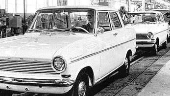 Am laufenden Band: Das Foto aus dem Jahr 1962 zeigt die Endfertigung des Opel Kadett Modell A in Bochum. In der Nachtschicht vom Freitag ist der letzte Opel in Bochum vom Band gelaufen.Fuchs, dpa